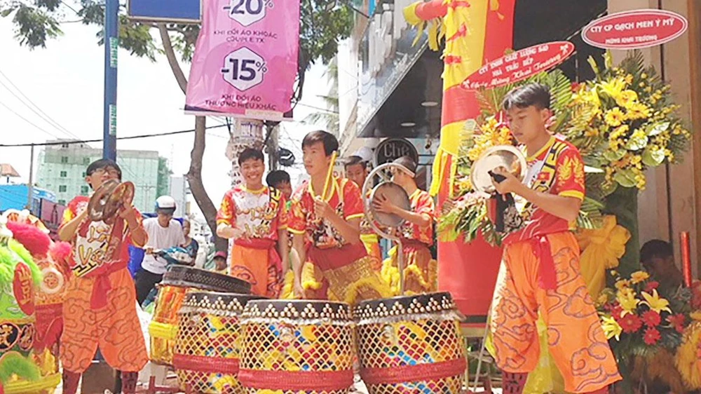 Thanh thiếu niên nhóm múa lân - sư - rồng Long Việt biểu diễn, thể hiện khát vọng sống lương thiện