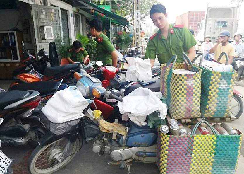 Lực lượng Cảnh sát PCCC, Công an quận 7, truy bắt đối tượng vận chuyển bình gas mi ni không nguồn gốc