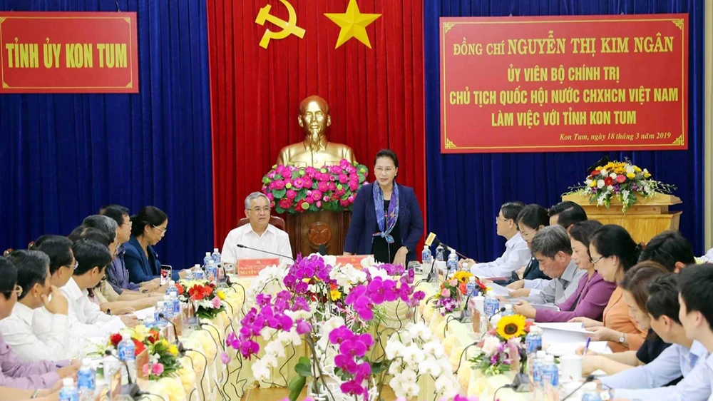 Chủ tịch Quốc hội Nguyễn Thị Kim Ngân và Đoàn công tác đã làm việc với lãnh đạo chủ chốt tỉnh Kon Tum. Ảnh: Trọng Đức/TTXVN