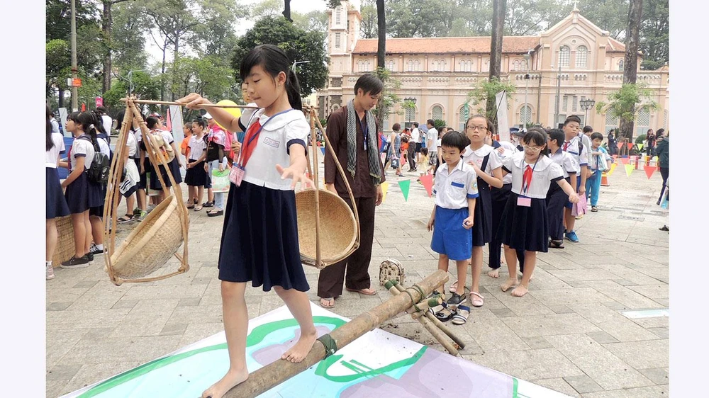 Tham gia hoạt động trải nghiệm giúp học sinh định hình nhân cách và kỹ năng sống lành mạnh. Ảnh: THU TÂM