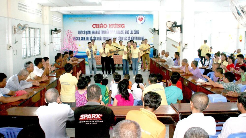  Đoàn nhạc sĩ thăm, tặng quà, giao lưu văn nghệ tại Trung tâm Công tác xã hội tỉnh Vĩnh Long 