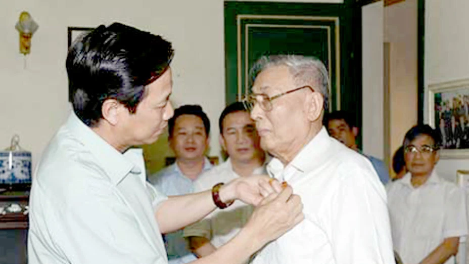 Đồng chí Đồng Sỹ Nguyên được trao tặng Huy hiệu 75 năm tuổi Đảng. Ảnh: Văn phòng Chính phủ