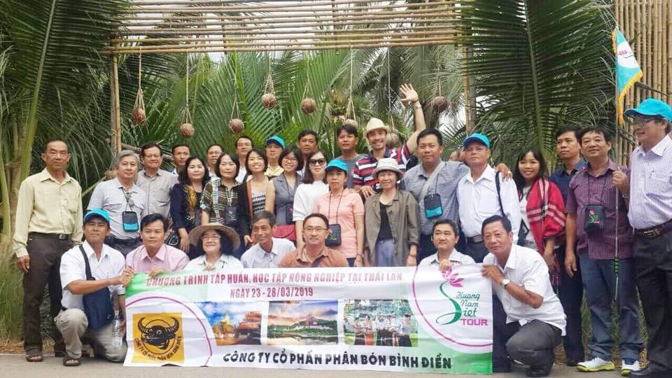100 nông dân giỏi được Công ty Bình Điền đưa đi thăm quan và học tập kinh nghiệm tại Thái Lan. Ảnh: CÔNG DANH