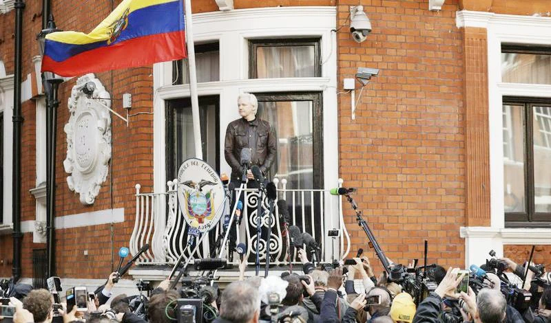 Julian Assange phát biểu với truyền thông từ ban công Đại sứ quán Ecuador ở London, Anh, ngày 19-5-2017. Ảnh: AP