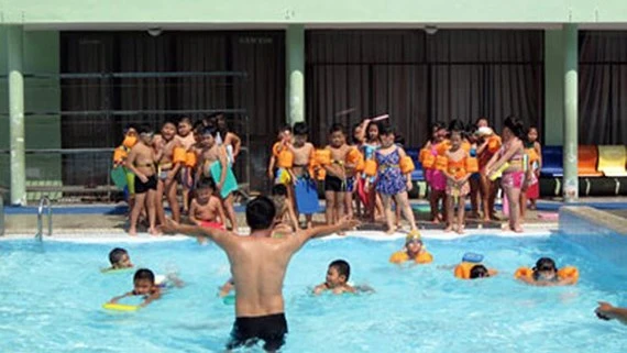 Dạy bơi cho học sinh tại trường Tiểu học Nguyễn Bỉnh Khiêm, quận 1, TPHCM