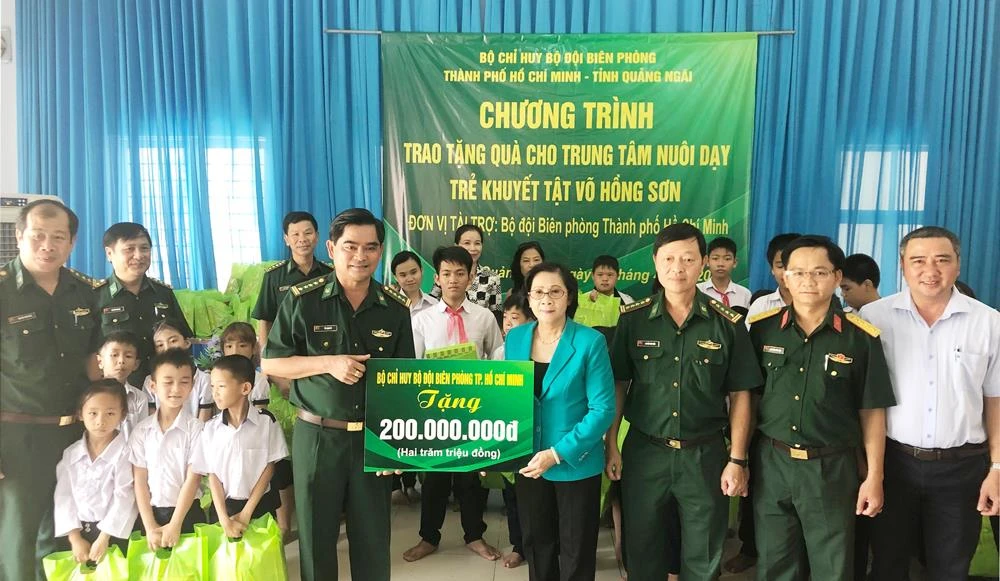 Bộ đội Biên phòng TPHCM tặng 200 triệu đồng cho Trung tâm Nuôi dạy trẻ khuyết tật Võ Hồng Sơn. Ảnh: Minh Anh