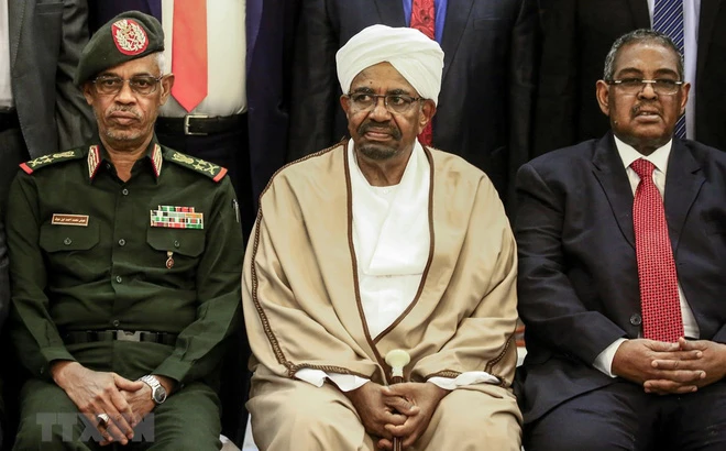 Ông Omar al-Bashir (giữa) lúc là Tổng thống Sudan và Bộ trưởng Quốc phòng Ahmed Awad Ibnouf (trái) tại lễ tuyên thệ nhậm chức của các thành viên nội các ở thủ đô Khartoum ngày 14-3-2019. Ảnh: AFP/TTXVN