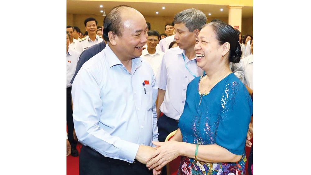 Thủ tướng Nguyễn Xuân Phúc với cử tri huyện Kiến Thụy, thành phố Hải Phòng. Ảnh: TTXVN