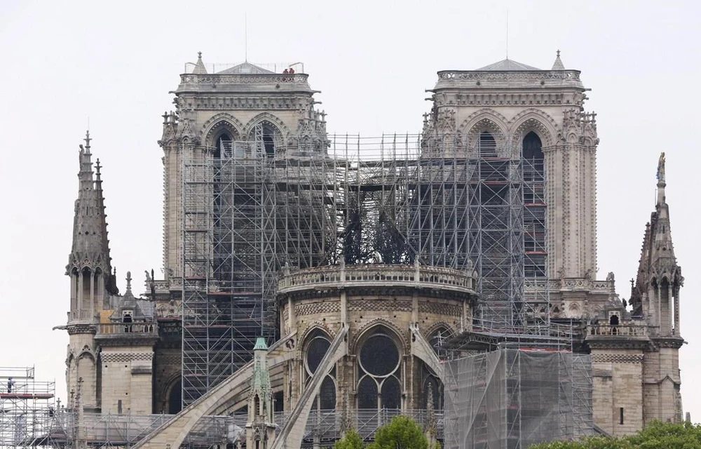 Nhà thờ Đức Bà Paris bị phá hủy một phần sau vụ hỏa hoạn, ngày 16-4 vừa qua. Ảnh: THX/TTXVN