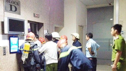 Cảnh sát PCCC giải cứu các nạn nhân ở chung cư Sacomreal quận Tân Phú, TPHCM. Theo NLĐ