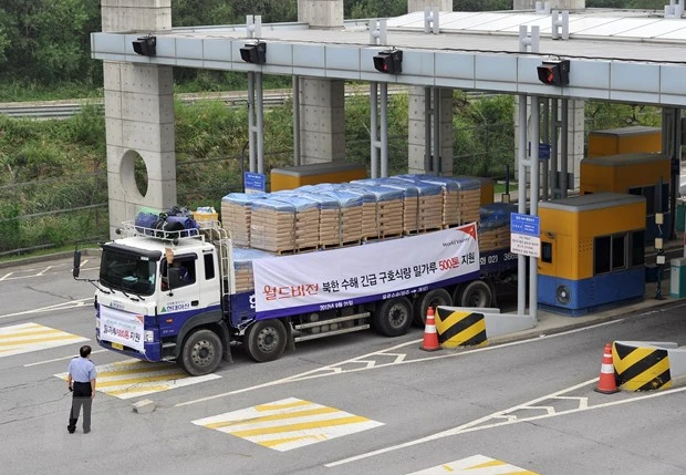 Xe chở hàng viện trợ của Hàn Quốc tới Triều Tiên tại khu vực cửa khẩu ở Paju, phía bắc thủ đô Seoul của Hàn Quốc. Ảnh: AFP/TTXVN