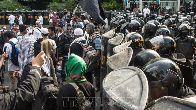 Cảnh sát nỗ lực ngăn dòng người biểu tình phản đối kết quả bầu cử Tổng thống tại Jakarta, Indonesia. Ảnh: THX/ TTXVN