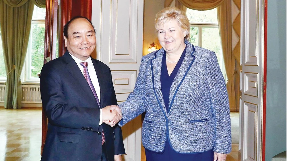 Thủ tướng Na Uy Erna Solberg đón Thủ tướng Nguyễn Xuân Phúc. Ảnh: TTXVN
