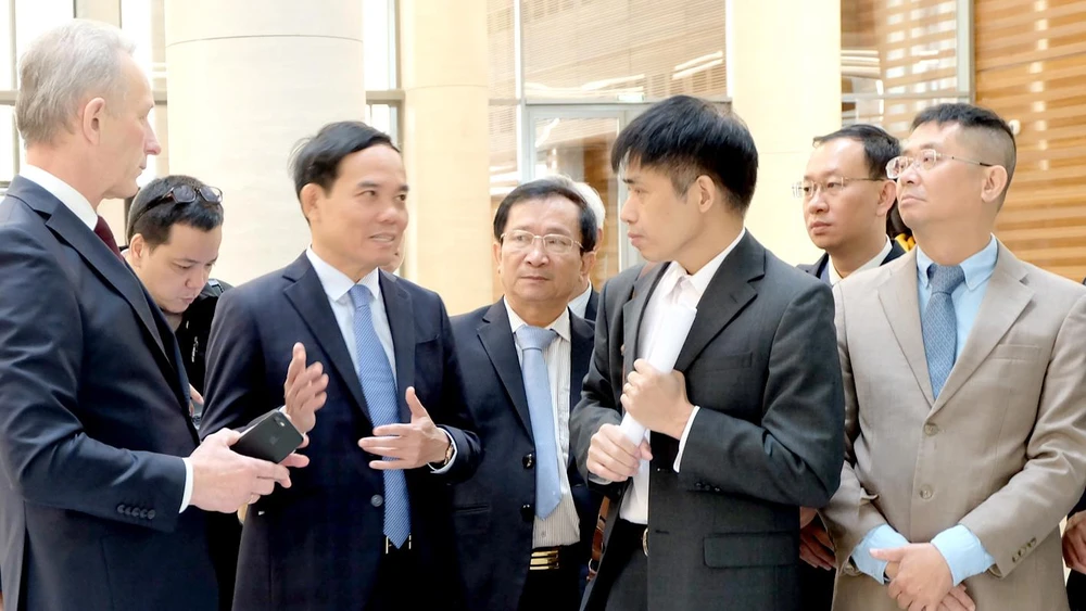 Đồng chí Trần Lưu Quang cùng các thành viên Đoàn đại biểu cấp cao TPHCM trao đổi kinh nghiệm việc vận hành, khai thác tòa nhà hành chính mới của Saint Petersburg