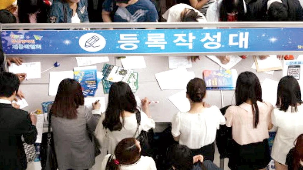Người lao động tham gia hội chợ việc làm tại Hàn Quốc
