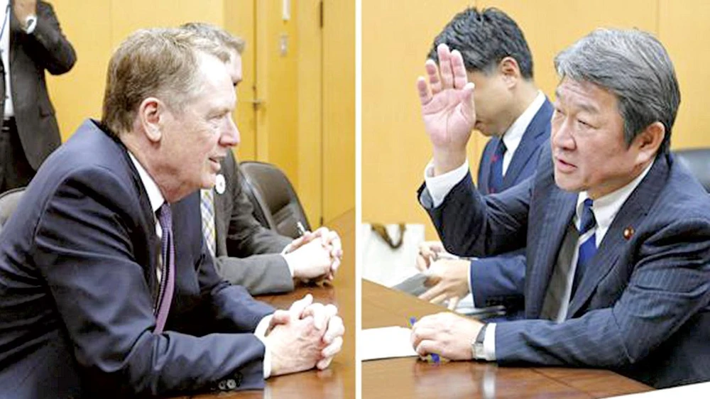 Bộ trưởng Tái thiết kinh tế Nhật Bản Toshimitsu Motegi (phải) và Đại diện Thương mại Mỹ Robert Lighthizer từng gặp nhau tại Tokyo ngày 25-5. Ảnh: Kyodo