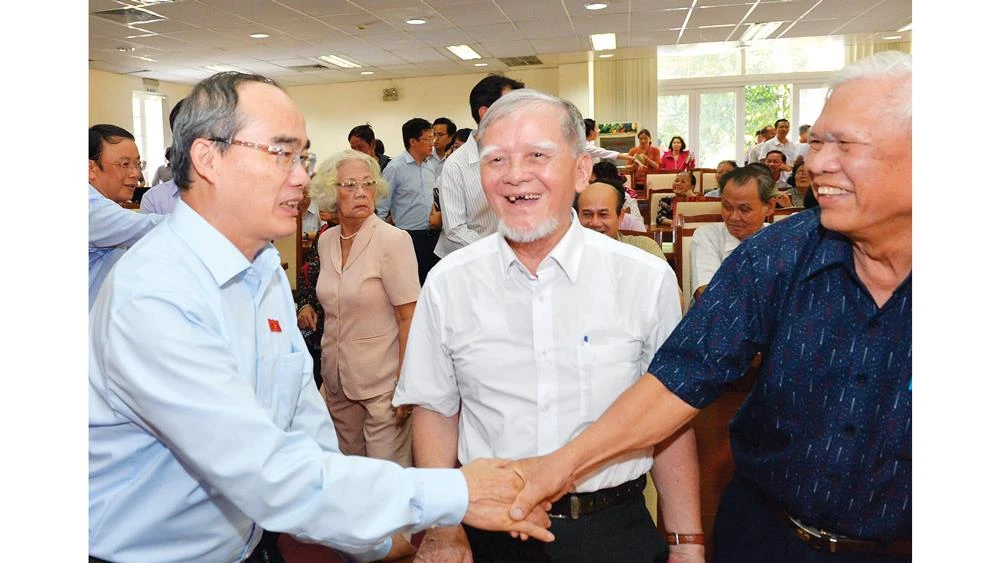 Bí thư Thành ủy TPHCM Nguyễn Thiện Nhân tiếp xúc cử tri quận Bình Thạnh. Ảnh: Việt Dũng