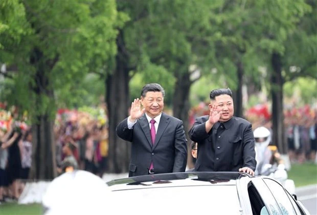 Chủ tịch Trung Quốc Tập Cận Bình và nhà lãnh đạo Triều Tiên Kim Jong-un. Ảnh: THX/TTXVN