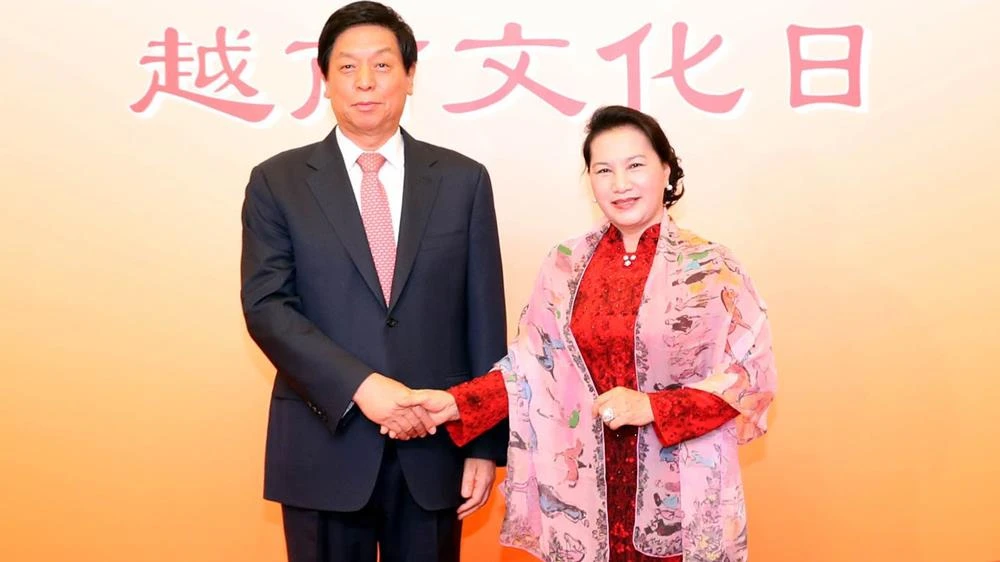 Chủ tịch Quốc hội Nguyễn Thị Kim Ngân và Chủ tịch Nhân đại Trung Quốc Lật Chiến Thư. Ảnh: TTXVN