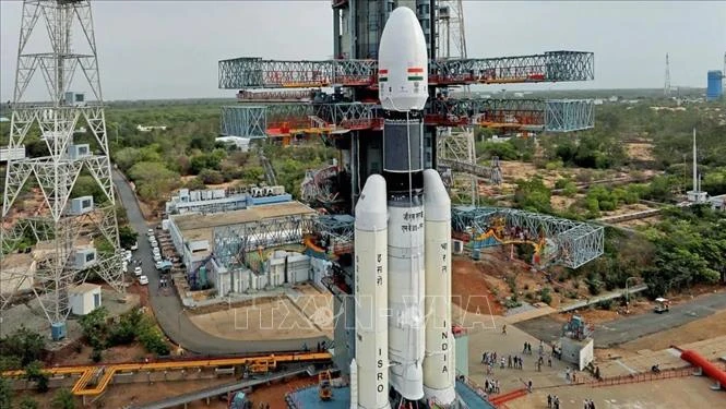 Tên lửa đẩy GSLV III Mark 1 mang theo tàu thăm dò Mặt trăng Chandrayaan-2 của Ấn Độ được đặt vào bệ phóng tại Trung tâm vũ trụ Satish Dhawan ở bang Andhra Pradesh, ngày 15/7/2019. Ảnh: Gadgets/TTXVN