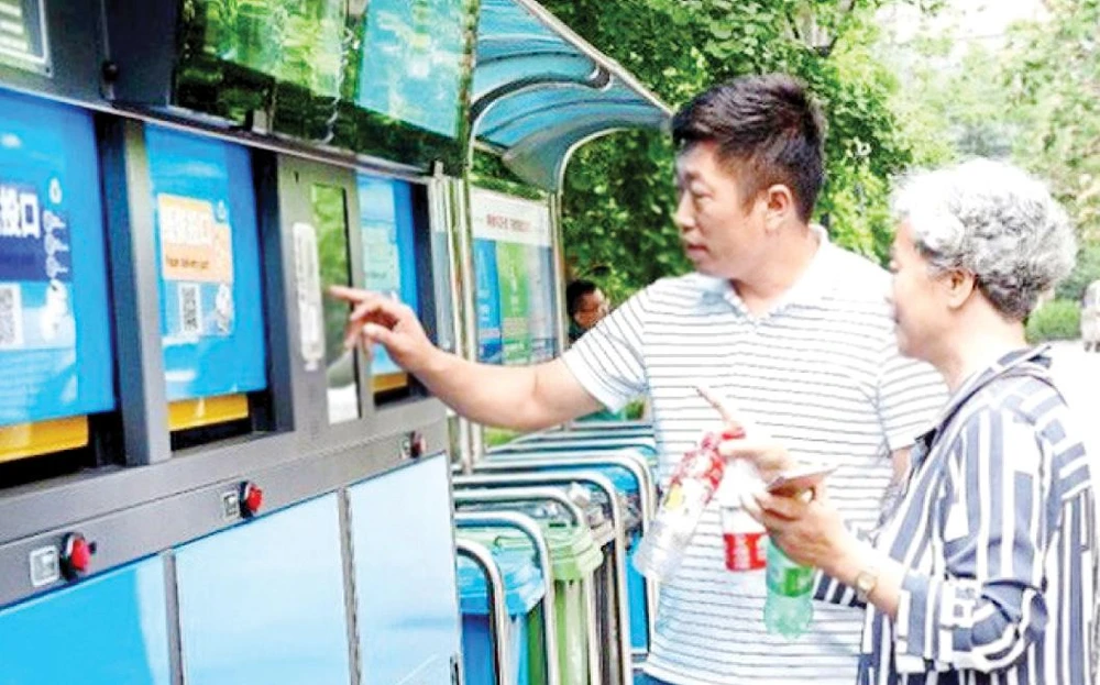 Thùng rác gắn máy quét nhận diện khuôn mặt ở Bắc Kinh