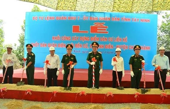 Các đại biểu lãnh đạo Quân khu 7 và UBND tỉnh Tây Ninh thực hiện nghi thức khởi công xây dựng cụm dân cư. 