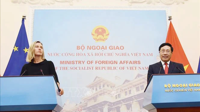 Phó Thủ tướng, Bộ trưởng Bộ Ngoại giao Phạm Bình Minh và Phó Chủ tịch Ủy ban Châu Âu Federica Mogherini gặp gỡ báo chí sau hội đàm. Ảnh: Lâm Khánh/TTXVN