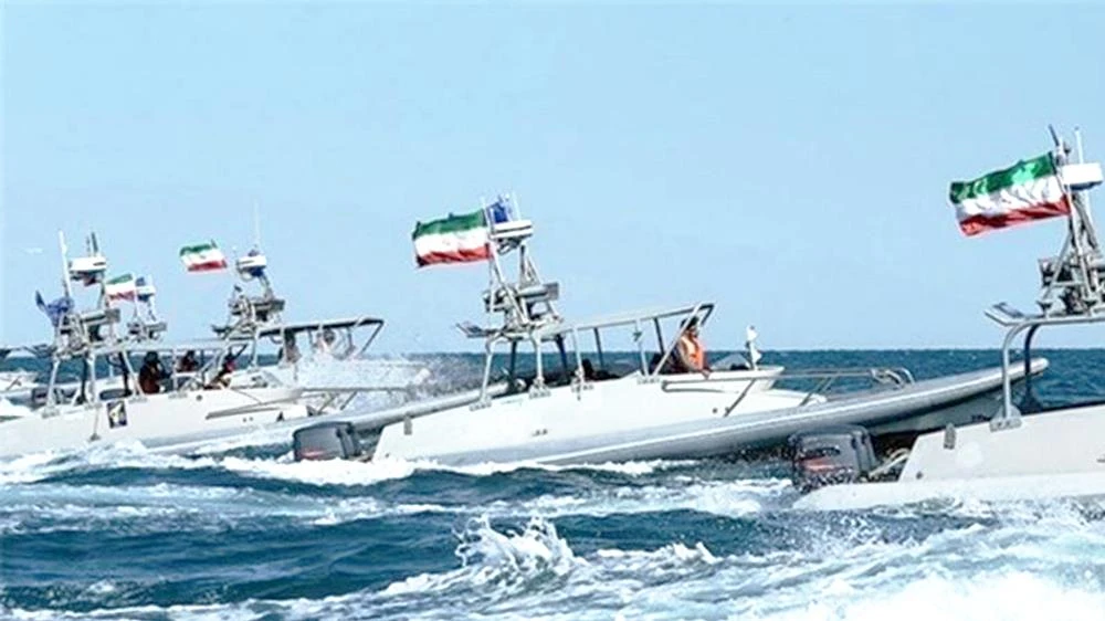 Tàu tuần tra hải quân Iran kiểm soát khu vực eo biển Hormuz