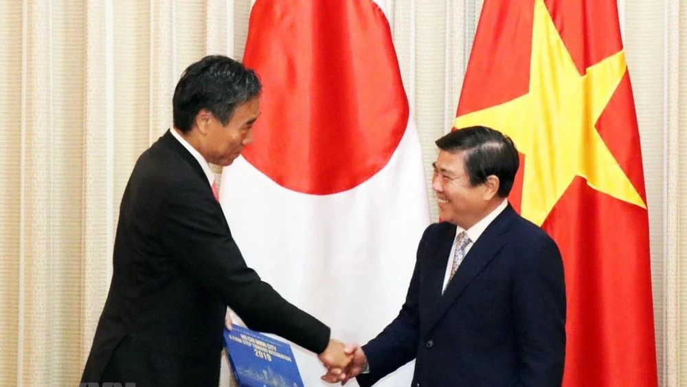 Chủ tịch UBND TPHCM Nguyễn Thành Phong tiếp ông Abe Shuichi, Thống đốc tỉnh Nagano, Nhật Bản. Ảnh: TTXVN