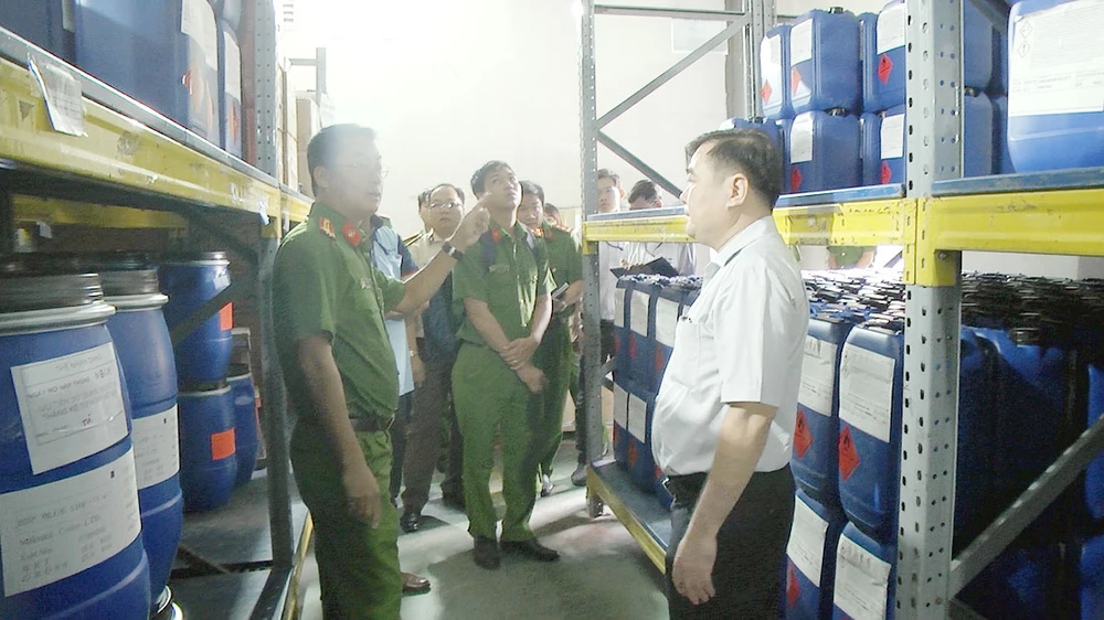 Đoàn công tác kiểm tra kho hóa chất của Công ty cổ phần Tập đoàn Thiên Long