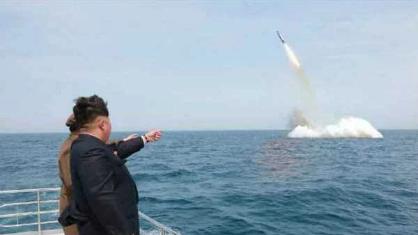 Nhà lãnh đạo Triều Tiên Kim Jong-un theo dõi một vụ thử thử tên lửa 