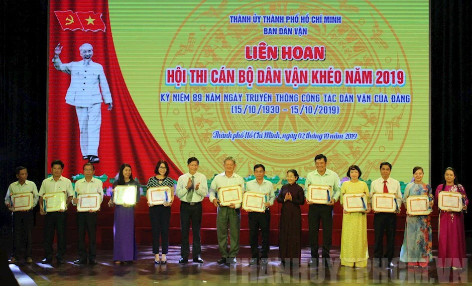 Phó Bí thư Thành ủy TPHCM Võ Thị Dung trao Bằng khen cho các đơn vị xuất sắc của Hội thi cán bộ “Dân vận khéo” 2019
