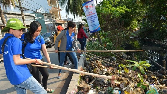 Dọn rác, làm sạch kênh rạch tại quận 12 (TPHCM) trong ngày ra quân Tháng Thanh niên. Ảnh: VIỆT DŨNG