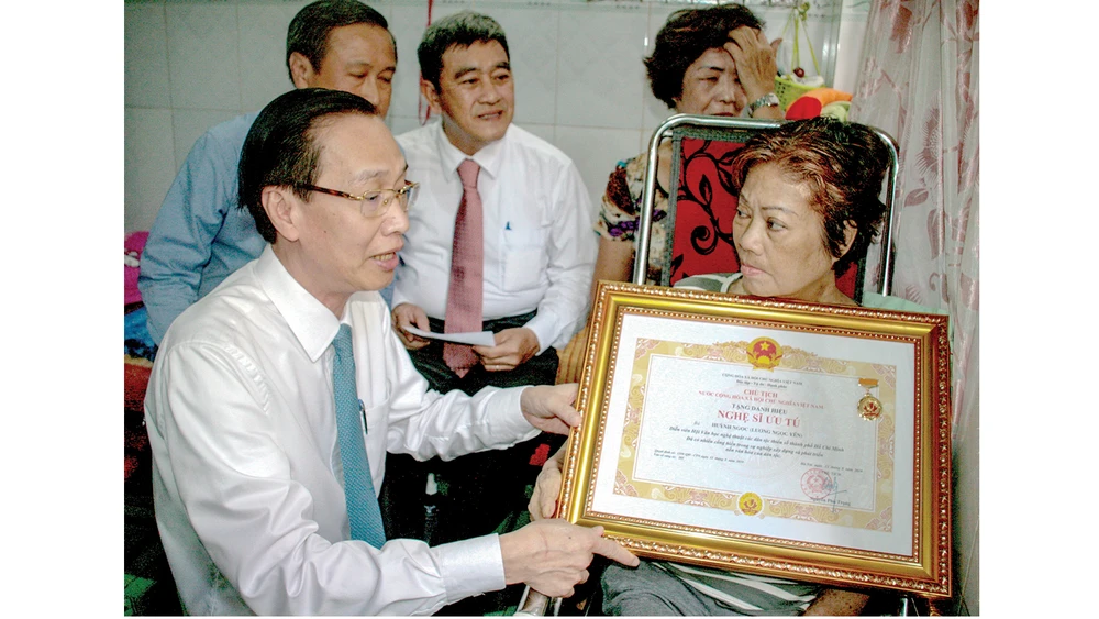 Trao tặng danh hiệu NSƯT cho nghệ sĩ Huỳnh Ngọc