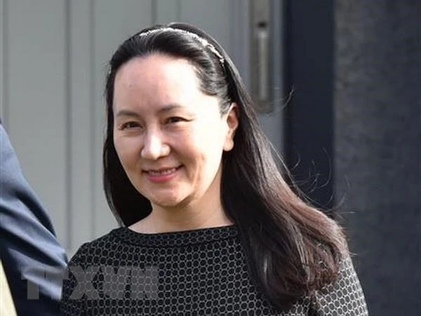 Bà Mạnh Vãn Châu rời tòa án British Columbia ở Vancouver, Canada. Ảnh: AFP/TTXVN