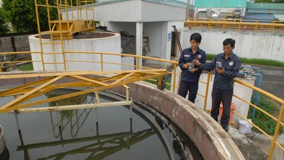 Hồ xử lý nước thải tập trung tại một nhà máy trong KCN Tây Bắc Củ Chi. Ảnh: CAO THĂNG