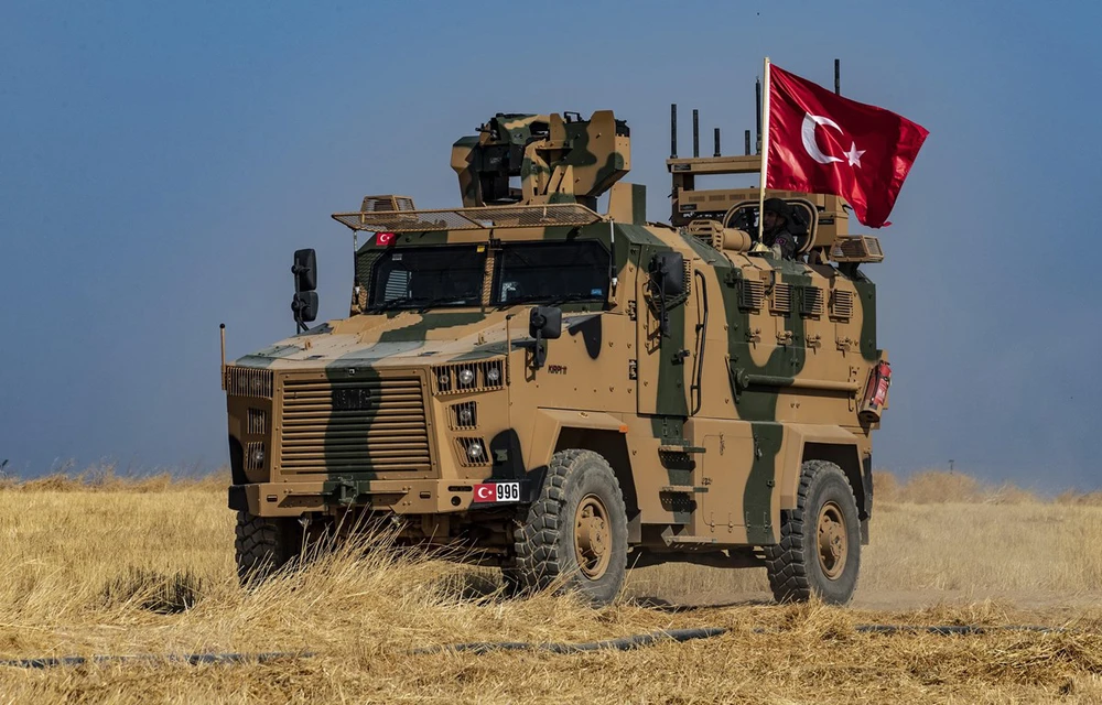 Binh sĩ Thổ Nhĩ Kỳ tiến hành tuần tra chung với binh sĩ Mỹ tại thị trấn Tell Abyad, Syria, ngày 4-10. Ảnh: AFP/TTXVN