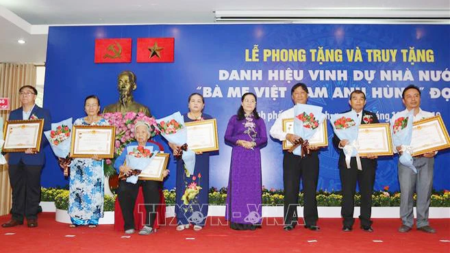 Đồng chí Nguyễn Thị Lệ, Chủ tịch HĐND TP Hồ Chí Minh trao Danh hiệu "Bà mẹ Việt Nam Anh hùng" của Chủ tịch nước truy tặng, cho thân nhân của các mẹ.