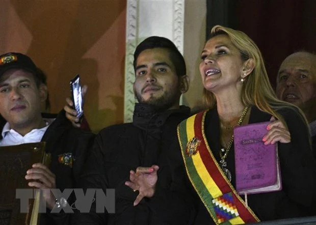 Tổng thống tạm quyền Bolivia Jeanine Anez (phải, phía trước) sau khi tuyên thệ nhậm chức tại Quốc hội ở La Paz. Ảnh: AFP/TTXVN