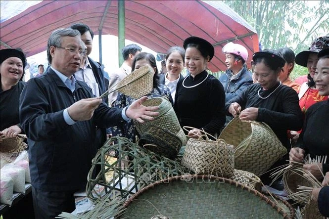 Đồng chí Trần Quốc Vượng, Ủy viên Bộ Chính trị, Thường trực Ban Bí thư tới dự Ngày hội Đại đoàn kết toàn dân tộc với nhân dân thôn Nà Tẳng