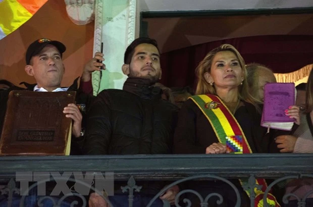Tổng thống tạm quyền Bolivia Jeanine Anez (phải, phía trước) sau khi tuyên thệ nhậm chức tại Quốc hội ở La Paz ngày 12-11-2019. Ảnh: THX/TTXVN