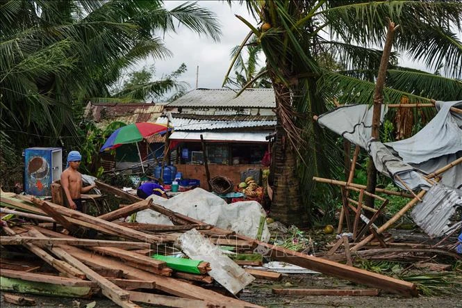 Nhà cửa bị hư hại khi bão Phanfone đổ bộ vào tỉnh Leyte, miền Trung Philippines ngày 25-12-2019. Ảnh: AFP/TTXVN
