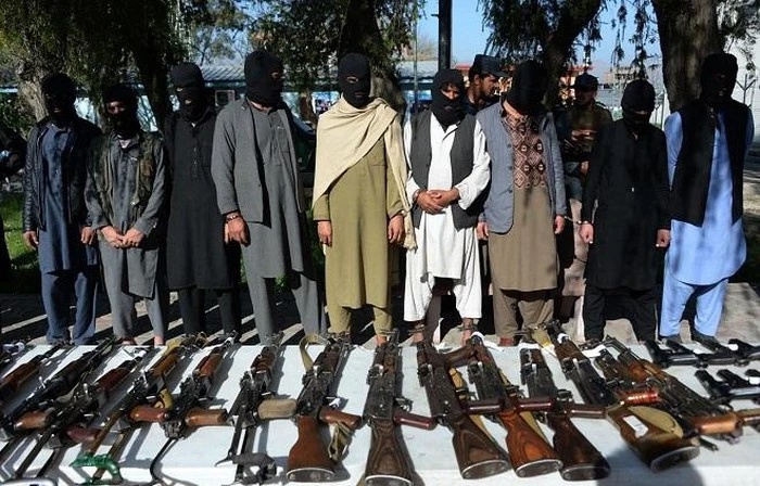 Các tay súng Taliban bị bắt giữ tại Jalalabad, Afghanistan. Ảnh: AFP/ TTXVN