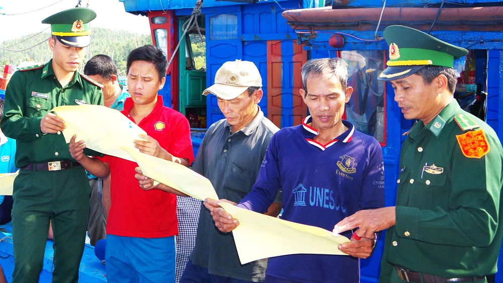Bộ đội Biên phòng tỉnh Bình Định tuyên truyền về IUU tới ngư dân