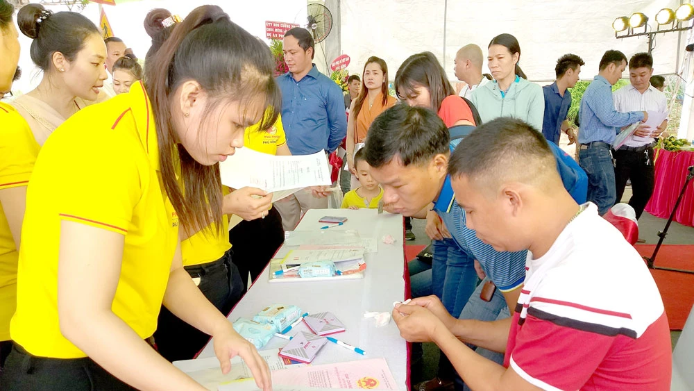 Khách hàng làm thủ tục nhận sổ đỏ tại dự án Khu dân cư Phú Gia Huy (TP Thuận An)