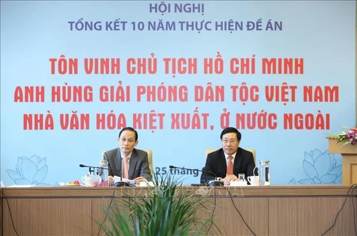 Phó Thủ tướng, Bộ trưởng Bộ Ngoại giao Phạm Bình Minh và Thứ trưởng Bộ Ngoại giao Lê Hoài Trung chủ trì hội nghị. Ảnh: TTXVN