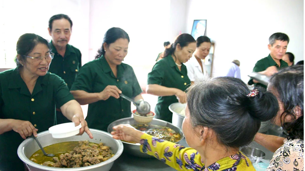 Các cựu TNXP phát cơm cho người nhà nuôi bệnh nhân điều trị tại Bệnh viện Đa khoa thị xã Phước Long