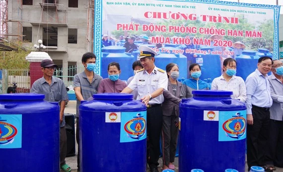Vùng 2 Hải quân tặng bồn nước giúp dân