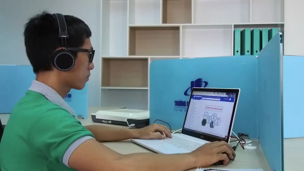 Giảng viên Trường Đại học Mở TPHCM đang online trao đổi, giải đáp cho sinh viên 