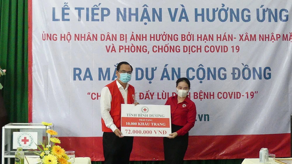 Cơ quan đại diện phía Nam của Hội Chữ thập đỏ Việt Nam tiếp nhận tiền, hàng nhân dân ủng hộ phòng chống dịch Covid-19 và khắc phục hạn mặn. Ảnh: VIỆT NGA
